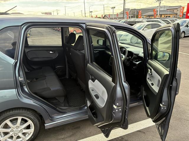 ステラ カスタムＲ　スマートアシスト　横滑り防止装置　衝突軽減ブレーキ　レーンアシスト　フルセグＴＶ　ＢＴ　ＵＳＢ　バックカメラ　パーキングアシスト　コーナーセンサー　シートヒーター　電動格納ミラー　ＬＥＤ　フォグランプ　オートライト（19枚目）