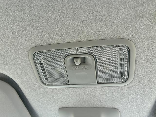 ステラ カスタムＲ　スマートアシスト　横滑り防止装置　衝突軽減ブレーキ　レーンアシスト　フルセグＴＶ　ＢＴ　ＵＳＢ　バックカメラ　パーキングアシスト　コーナーセンサー　シートヒーター　電動格納ミラー　ＬＥＤ　フォグランプ　オートライト（44枚目）