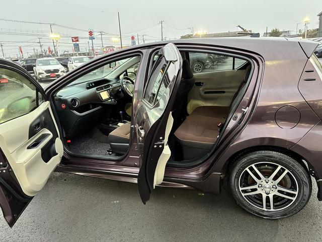 アクア Ｇ　純正ナビ　バックカメラ　ＥＴＣ　パーキングスタート　電動格納ミラー　アイドリングストップ　フォグランプ　オートライト　ＡＵＸ　ＣＤ　ワンセグＴＶ（12枚目）