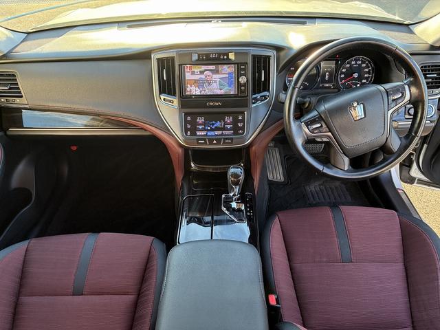 クラウンハイブリッド アスリート　純正ナビ　フルセグＴＶ　衝突軽減ブレーキ　クルーズコントロール　ステアリングスイッチ　ハンドルヒーター　バックカメラ　ＢＴ　ＬＥＤ　フォグランプ　オートライト　シートヒーターレーンアシスト（3枚目）