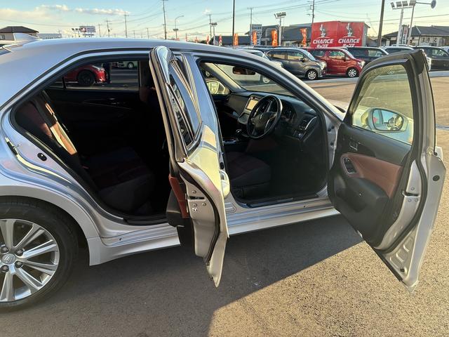 クラウンハイブリッド アスリート　純正ナビ　フルセグＴＶ　衝突軽減ブレーキ　クルーズコントロール　ステアリングスイッチ　ハンドルヒーター　バックカメラ　ＢＴ　ＬＥＤ　フォグランプ　オートライト　シートヒーターレーンアシスト（17枚目）