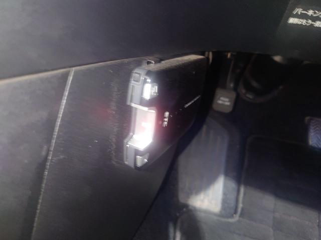 マークXジオ エアリアル 4WD ETC バックカメラ HID スマートキー 電動格納ミラー 3列シート CVT アルミホイール 盗難防止システム 衝突安全ボディ ABS ESC エアコン パワーステアリング パワーウィンドウ(26枚目)