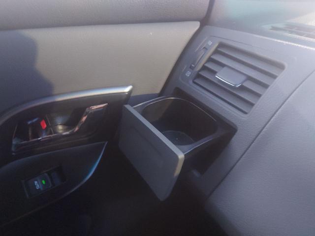 マークXジオ エアリアル 4WD ETC バックカメラ HID スマートキー 電動格納ミラー 3列シート CVT アルミホイール 盗難防止システム 衝突安全ボディ ABS ESC エアコン パワーステアリング パワーウィンドウ(27枚目)