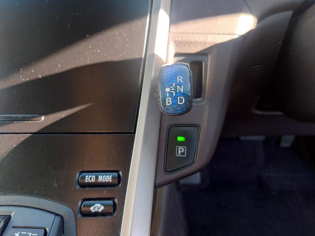 必ず使用するシフトレバー。確りと確認したいですね。