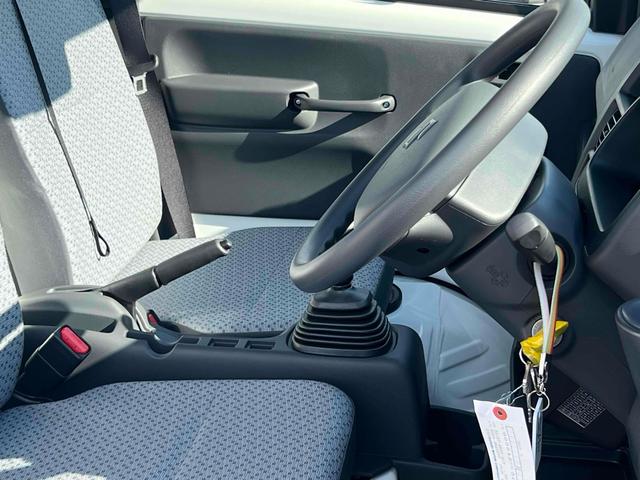 キャリイトラック ＫＣ　軽トラック　三方開　ＭＴ　衝突被害軽減システム　クリアランスソナー　レーンアシスト　アイドリングストップ　オートライト　ＥＳＣ　エアコン　パワーウィンドウ　運転席エアバッグ　助手席エアバッグ（21枚目）