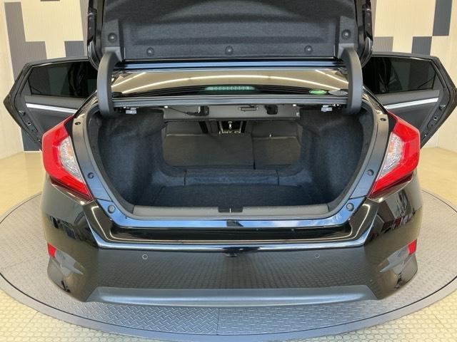 シビック セダン ホンダ認定中古車 純正ドラレコ前 LED サイドエアバッグ DVD視聴可能 横滑り防止装置 USB 地デジTV リアカメラ クルーズコントロール アイドリングストップ スマキー 前席シートヒーター(24枚目)