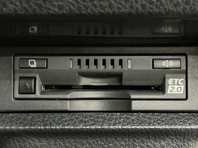 エスクァイア ハイブリッドＧｉプレミアムパッケージ　純正ドラレコ前　純正ナビ　ＬＥＤライト　地上デジタル　衝突被害軽減　クリアランスソナー　オートライト　Ｂカメラ　クルコン　スマートキー　ナビ＆ＴＶ　キーレス　前席シートヒーター　盗難防止装置　ＡＢＳ（9枚目）
