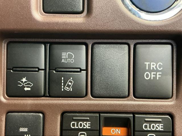 エスクァイア ハイブリッドＧｉプレミアムパッケージ　純正ドラレコ前　純正ナビ　ＬＥＤライト　地上デジタル　衝突被害軽減　クリアランスソナー　オートライト　Ｂカメラ　クルコン　スマートキー　ナビ＆ＴＶ　キーレス　前席シートヒーター　盗難防止装置　ＡＢＳ（10枚目）