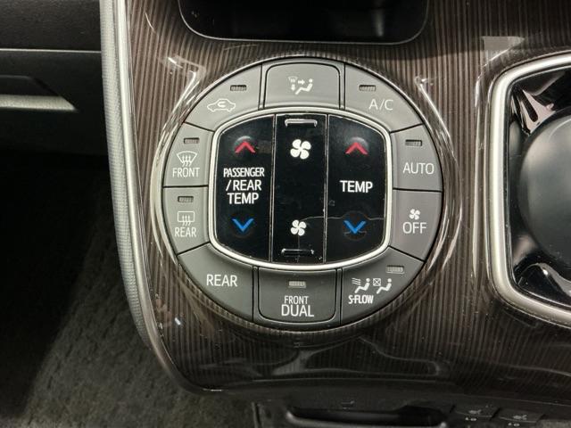 エスクァイア ハイブリッドＧｉプレミアムパッケージ　純正ドラレコ前　純正ナビ　ＬＥＤライト　地上デジタル　衝突被害軽減　クリアランスソナー　オートライト　Ｂカメラ　クルコン　スマートキー　ナビ＆ＴＶ　キーレス　前席シートヒーター　盗難防止装置　ＡＢＳ（12枚目）