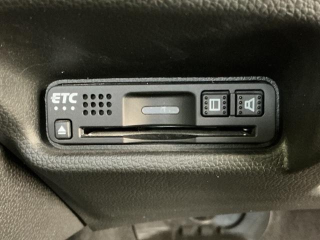 フィットハイブリッド Ｌホンダセンシング　ＬＥＤヘッドライト　バックカメラ　ＥＴＣ　軽減ブレーキ　Ｒカメ　サイドＳＲＳ　横滑り防止　フルセグテレビ　記録簿　ナビＴＶ　パワーステアリング　盗難防止装置　オートクルーズ　ＤＶＤ再生　ＡＢＳ（10枚目）