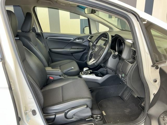 フィットハイブリッド Ｌホンダセンシング　ＬＥＤヘッドライト　バックカメラ　ＥＴＣ　軽減ブレーキ　Ｒカメ　サイドＳＲＳ　横滑り防止　フルセグテレビ　記録簿　ナビＴＶ　パワーステアリング　盗難防止装置　オートクルーズ　ＤＶＤ再生　ＡＢＳ（13枚目）