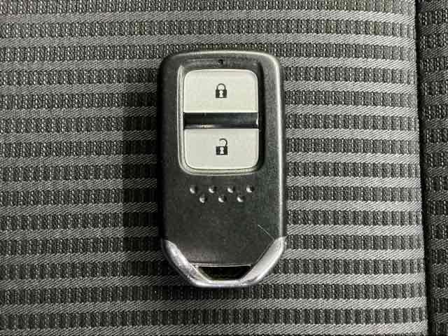 フィットハイブリッド Ｌホンダセンシング　ＬＥＤヘッドライト　バックカメラ　ＥＴＣ　軽減ブレーキ　Ｒカメ　サイドＳＲＳ　横滑り防止　フルセグテレビ　記録簿　ナビＴＶ　パワーステアリング　盗難防止装置　オートクルーズ　ＤＶＤ再生　ＡＢＳ（16枚目）