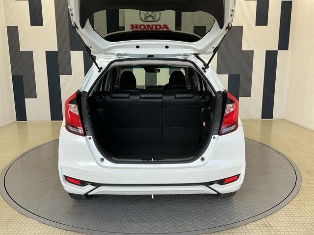 フィットハイブリッド Ｌホンダセンシング　ＬＥＤヘッドライト　バックカメラ　ＥＴＣ　軽減ブレーキ　Ｒカメ　サイドＳＲＳ　横滑り防止　フルセグテレビ　記録簿　ナビＴＶ　パワーステアリング　盗難防止装置　オートクルーズ　ＤＶＤ再生　ＡＢＳ（18枚目）