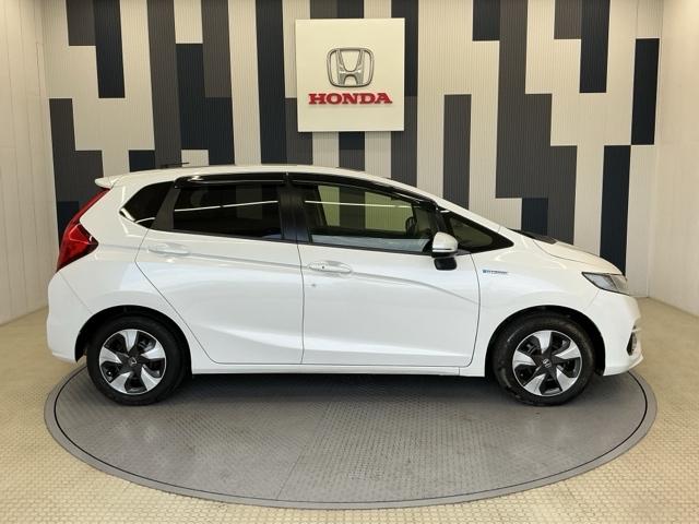 フィットハイブリッド Ｌホンダセンシング　ＬＥＤヘッドライト　バックカメラ　ＥＴＣ　軽減ブレーキ　Ｒカメ　サイドＳＲＳ　横滑り防止　フルセグテレビ　記録簿　ナビＴＶ　パワーステアリング　盗難防止装置　オートクルーズ　ＤＶＤ再生　ＡＢＳ（24枚目）