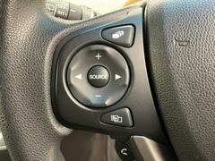 ���ƥ���󥰥����å��դ��ǥϥ�ɥ�򰮤ä��ޤޡ��ܤ�Υ�����͡��ʵ��������ǽ�Ǥ��� 5