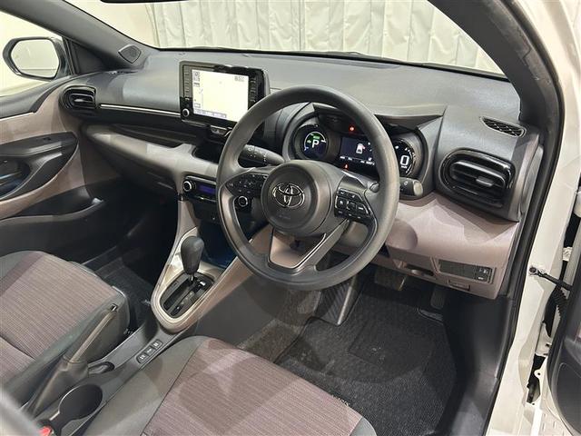 ヤリス ハイブリッドG LEDライト フルセグTV サイドエアバッグ スマートキ Bモニター 横滑り防止装置 クルコン セキュリティアラーム メディアプレイヤー接続 パワステ 点検記録簿 メモリーナビゲーション キーフリー(8枚目)