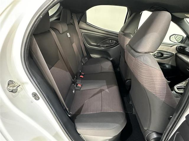 ヤリス ハイブリッドＧ　ＬＥＤライト　スマートキ　ナビ　Ｂモニター　横滑り防止装置　クルコン　セキュリティアラーム　メディアプレイヤー接続　パワステ　点検記録簿　メモリーナビゲーション　キーフリー　オートエアコン　ＡＢＳ（10枚目）