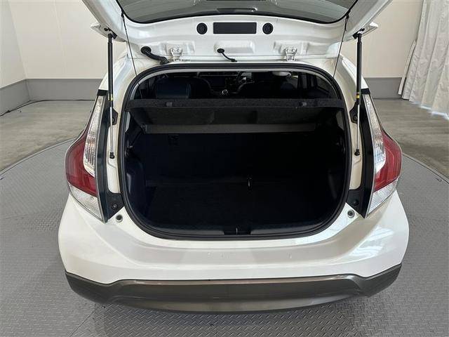 アクア Ｘ－アーバン　ＶＳＣ　衝突軽減システム　１オーナー　ＤＶＤ　スマートエントリー　ナビＴＶ　バックモニタ－　パワーステアリング　ＡＵＴＯエアコン　パワーウインドウ　ＡＢＳ　ＡＷ　デュアルエアバッグ　運転席エアバッグ（16枚目）