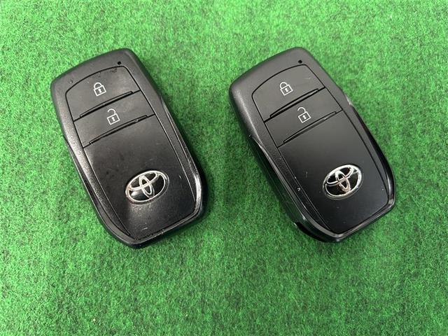 ヤリス ハイブリッドＺ　ＰＣＳ　整備記録簿　Ｂカメラ　ＬＥＤランプ　スマキー　ＥＴＣ付き　メディアプレイヤー接続　ＶＳＣ　パワステ　１オナ車　クルコン　カーテンエアバック　キーフリー　ＡＢＳ　イモビ　エアコン　エアバッグ（8枚目）