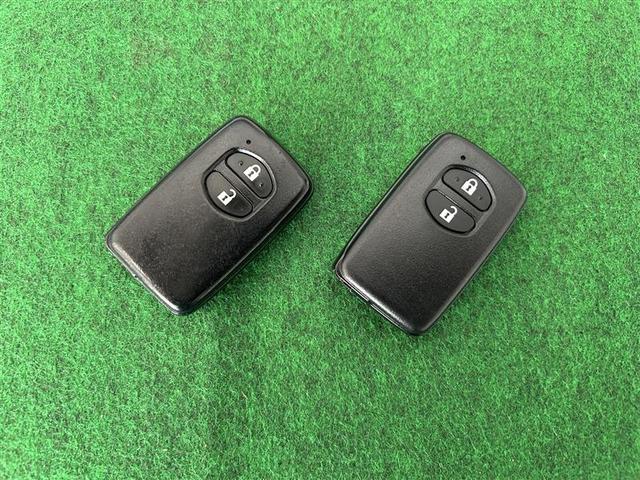 アクア Ｓ　セキュリティー　キーレススタート　両席エアバッグ　スマートキーシステム　取説記録簿　バックモニタ　ＡＴエアコン　ＶＳＣ　運転席エアバッグ　パワーウインドー　ＥＴＣ付　パワステ　１セグＴＶ　ＡＢＳ（8枚目）