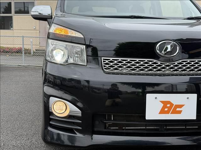 ヴォクシー ＺＳ　煌ＩＩ　後期　フルセグナビ　両電スラ　フリップダウンモニター　Ｂモニ　スマートキー　Ｐスタ　ＢＴ　ＤＶＤ再生　ＥＴＣ　ドラレコ　キセノン　フォグ　Ａライト　ステリモ　シートリフター　マット　バイザー　Ｐガラス（32枚目）