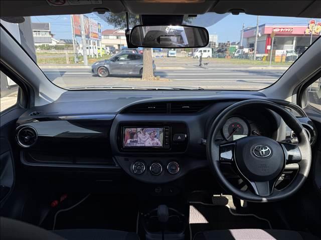 ヴィッツ Ｆ　セーフティーエディションＩＩ　地デジナビ　セーフティセンス　スマートキー　Ｐスタート　ＥＴＣ　ドラレコ　ＢＴ　Ａハイビーム　車線逸脱警報　マット　バイザー　Ｐガラス　ＵＶカット　ＩＳＯＦＩＸ　電格ミラー　横滑り防止　シートリフター（2枚目）