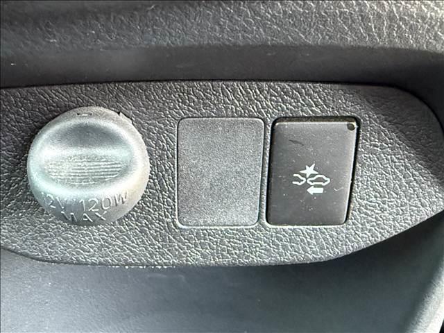 ヴィッツ Ｆ　セーフティーエディションＩＩ　地デジナビ　セーフティセンス　スマートキー　Ｐスタート　ＥＴＣ　ドラレコ　ＢＴ　Ａハイビーム　車線逸脱警報　マット　バイザー　Ｐガラス　ＵＶカット　ＩＳＯＦＩＸ　電格ミラー　横滑り防止　シートリフター（4枚目）