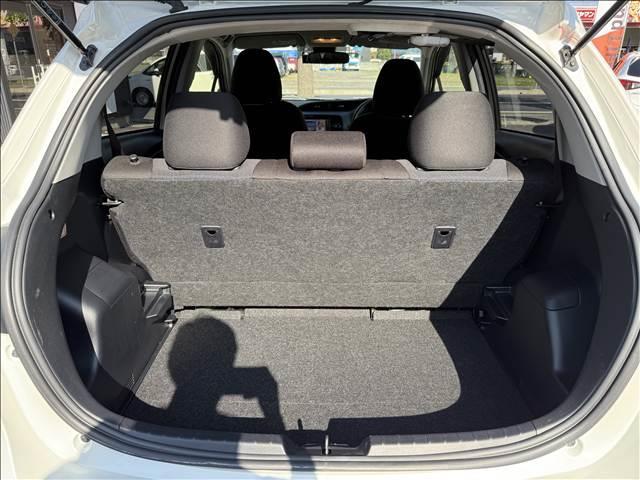 ヴィッツ Ｆ　セーフティーエディションＩＩ　地デジナビ　セーフティセンス　スマートキー　Ｐスタート　ＥＴＣ　ドラレコ　ＢＴ　Ａハイビーム　車線逸脱警報　マット　バイザー　Ｐガラス　ＵＶカット　ＩＳＯＦＩＸ　電格ミラー　横滑り防止　シートリフター（11枚目）