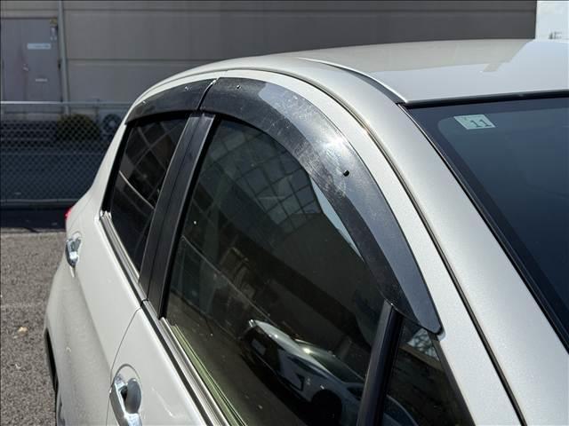 ヴィッツ Ｆ　セーフティーエディションＩＩ　地デジナビ　セーフティセンス　スマートキー　Ｐスタート　ＥＴＣ　ドラレコ　ＢＴ　Ａハイビーム　車線逸脱警報　マット　バイザー　Ｐガラス　ＵＶカット　ＩＳＯＦＩＸ　電格ミラー　横滑り防止　シートリフター（30枚目）