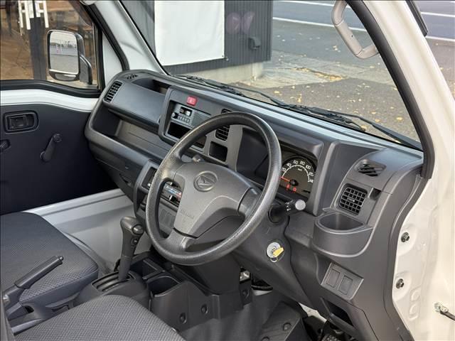 ハイゼットトラック スタンダード　三方開　ラジオ　ＬＥＤヘッドライト　リアウィンドウサンシェード　荷台ゴムマット　フロントバイザー　ヘッドライトレベライザー　ＡＣソケット　ゴムマット　バイザー　サンバイザー　ＳＲＳエアバッグ　パワステ（2枚目）