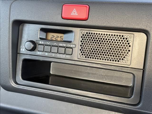 ハイゼットトラック スタンダード　三方開　ラジオ　ＬＥＤヘッドライト　リアウィンドウサンシェード　荷台ゴムマット　フロントバイザー　ヘッドライトレベライザー　ＡＣソケット　ゴムマット　バイザー　サンバイザー　ＳＲＳエアバッグ　パワステ（3枚目）