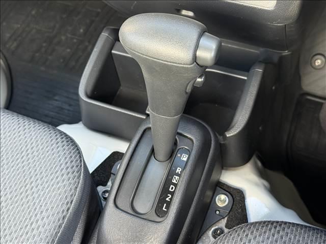 ハイゼットトラック スタンダード　三方開　ラジオ　ＬＥＤヘッドライト　リアウィンドウサンシェード　荷台ゴムマット　フロントバイザー　ヘッドライトレベライザー　ＡＣソケット　ゴムマット　バイザー　サンバイザー　ＳＲＳエアバッグ　パワステ（4枚目）