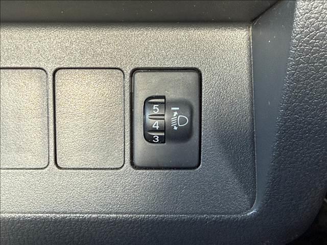 ハイゼットトラック スタンダード　三方開　ラジオ　ＬＥＤヘッドライト　リアウィンドウサンシェード　荷台ゴムマット　フロントバイザー　ヘッドライトレベライザー　ＡＣソケット　ゴムマット　バイザー　サンバイザー　ＳＲＳエアバッグ　パワステ（12枚目）