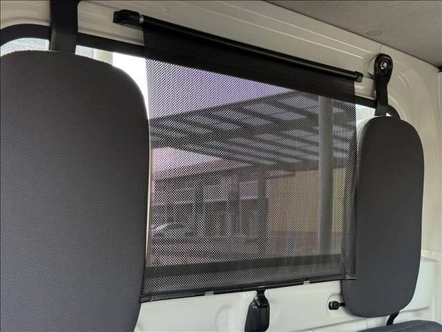 ハイゼットトラック スタンダード　三方開　ラジオ　ＬＥＤヘッドライト　リアウィンドウサンシェード　荷台ゴムマット　フロントバイザー　ヘッドライトレベライザー　ＡＣソケット　ゴムマット　バイザー　サンバイザー　ＳＲＳエアバッグ　パワステ（13枚目）