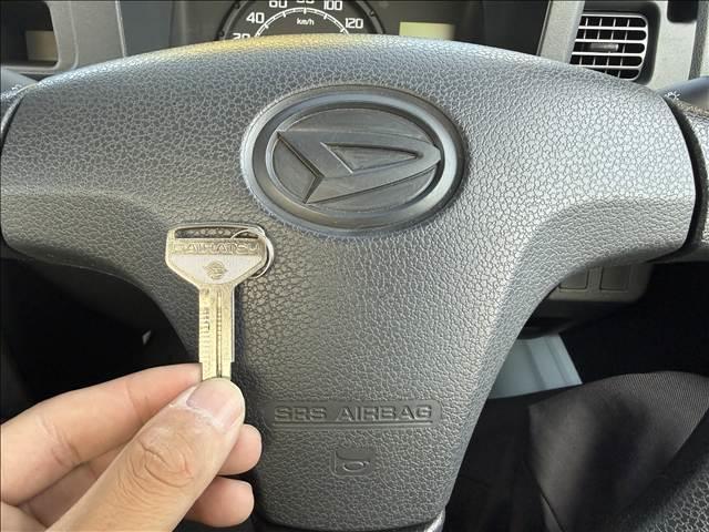 ハイゼットトラック スタンダード　三方開　ラジオ　ＬＥＤヘッドライト　リアウィンドウサンシェード　荷台ゴムマット　フロントバイザー　ヘッドライトレベライザー　ＡＣソケット　ゴムマット　バイザー　サンバイザー　ＳＲＳエアバッグ　パワステ（17枚目）