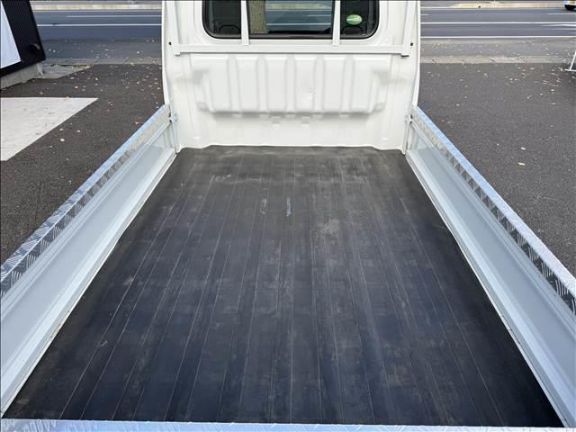ハイゼットトラック スタンダード　三方開　ラジオ　ＬＥＤヘッドライト　リアウィンドウサンシェード　荷台ゴムマット　フロントバイザー　ヘッドライトレベライザー　ＡＣソケット　ゴムマット　バイザー　サンバイザー　ＳＲＳエアバッグ　パワステ（26枚目）