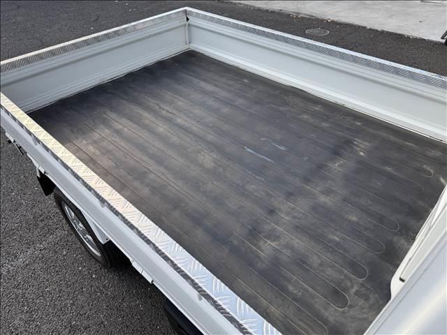 ハイゼットトラック スタンダード　三方開　ラジオ　ＬＥＤヘッドライト　リアウィンドウサンシェード　荷台ゴムマット　フロントバイザー　ヘッドライトレベライザー　ＡＣソケット　ゴムマット　バイザー　サンバイザー　ＳＲＳエアバッグ　パワステ（27枚目）