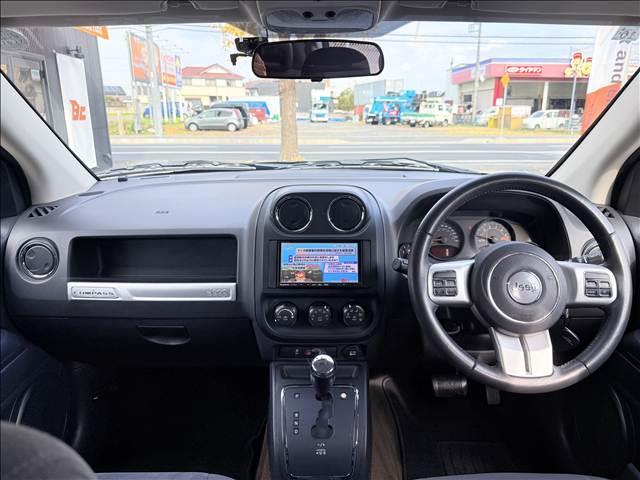 ジープ・コンパス スポーツ　４ＷＤ　フルセグナビ　Ｂカメ　ＢＴ　クルコン　ＥＳＣ　キーレス　ＥＴＣ　サイドカメラ　シートリフター　ＳＲＳエアバッグ　ステリモ　マット　バイザー　ヘッドライトレベライザー　ＤＶＤ再生　電格ミラー（2枚目）