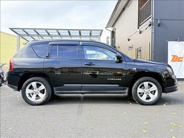 ジープ・コンパス スポーツ　４ＷＤ　フルセグナビ　Ｂカメ　ＢＴ　クルコン　ＥＳＣ　キーレス　ＥＴＣ　サイドカメラ　シートリフター　ＳＲＳエアバッグ　ステリモ　マット　バイザー　ヘッドライトレベライザー　ＤＶＤ再生　電格ミラー（7枚目）