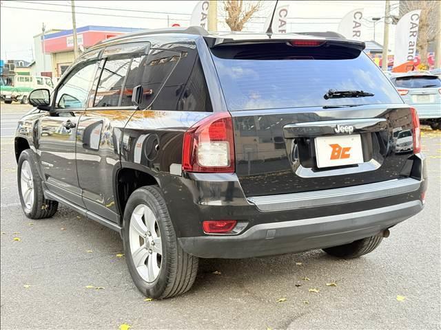 ジープ・コンパス スポーツ　４ＷＤ　フルセグナビ　Ｂカメ　ＢＴ　クルコン　ＥＳＣ　キーレス　ＥＴＣ　サイドカメラ　シートリフター　ＳＲＳエアバッグ　ステリモ　マット　バイザー　ヘッドライトレベライザー　ＤＶＤ再生　電格ミラー（8枚目）