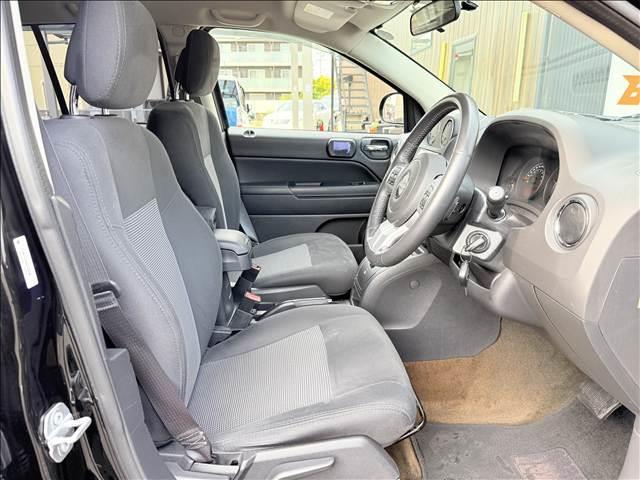 ジープ・コンパス スポーツ　４ＷＤ　フルセグナビ　Ｂカメ　ＢＴ　クルコン　ＥＳＣ　キーレス　ＥＴＣ　サイドカメラ　シートリフター　ＳＲＳエアバッグ　ステリモ　マット　バイザー　ヘッドライトレベライザー　ＤＶＤ再生　電格ミラー（9枚目）