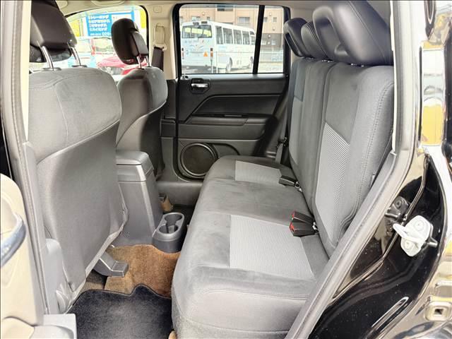 ジープ・コンパス スポーツ　４ＷＤ　フルセグナビ　Ｂカメ　ＢＴ　クルコン　ＥＳＣ　キーレス　ＥＴＣ　サイドカメラ　シートリフター　ＳＲＳエアバッグ　ステリモ　マット　バイザー　ヘッドライトレベライザー　ＤＶＤ再生　電格ミラー（10枚目）