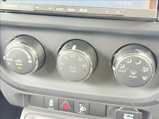 ジープ・コンパス スポーツ　４ＷＤ　フルセグナビ　Ｂカメ　ＢＴ　クルコン　ＥＳＣ　キーレス　ＥＴＣ　サイドカメラ　シートリフター　ＳＲＳエアバッグ　ステリモ　マット　バイザー　ヘッドライトレベライザー　ＤＶＤ再生　電格ミラー（12枚目）