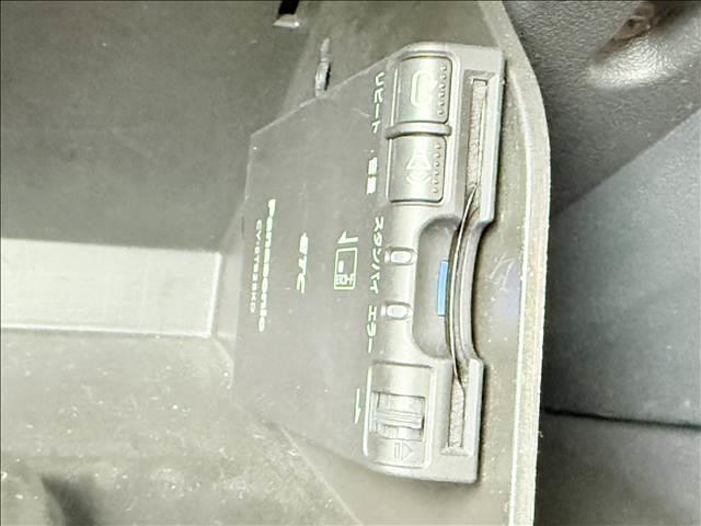 ジープ・コンパス スポーツ　４ＷＤ　フルセグナビ　Ｂカメ　ＢＴ　クルコン　ＥＳＣ　キーレス　ＥＴＣ　サイドカメラ　シートリフター　ＳＲＳエアバッグ　ステリモ　マット　バイザー　ヘッドライトレベライザー　ＤＶＤ再生　電格ミラー（14枚目）