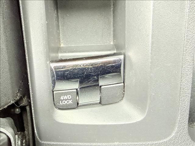 ジープ・コンパス スポーツ　４ＷＤ　フルセグナビ　Ｂカメ　ＢＴ　クルコン　ＥＳＣ　キーレス　ＥＴＣ　サイドカメラ　シートリフター　ＳＲＳエアバッグ　ステリモ　マット　バイザー　ヘッドライトレベライザー　ＤＶＤ再生　電格ミラー（16枚目）