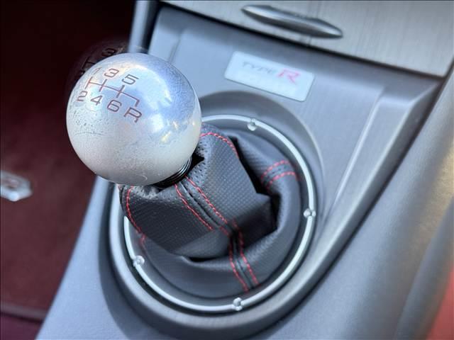 シビック タイプＲ　ユーロ　ＣＤ／ラジオ　キーレスキー　Ｐスタ　ステリモ　ＥＴＣ　ヒーテッドミラー　Ｃセンサー　シートリフター　チルトステア　シガーソケット　電格ミラー　セキュリティアラーム　革巻きステア　マット　キセノン（3枚目）