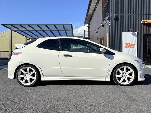 シビック タイプＲ　ユーロ　ＣＤ／ラジオ　キーレスキー　Ｐスタ　ステリモ　ＥＴＣ　ヒーテッドミラー　Ｃセンサー　シートリフター　チルトステア　シガーソケット　電格ミラー　セキュリティアラーム　革巻きステア　マット　キセノン（7枚目）