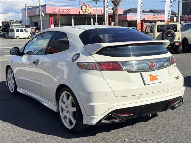 シビック タイプＲ　ユーロ　ＣＤ／ラジオ　キーレスキー　Ｐスタ　ステリモ　ＥＴＣ　ヒーテッドミラー　Ｃセンサー　シートリフター　チルトステア　シガーソケット　電格ミラー　セキュリティアラーム　革巻きステア　マット　キセノン（8枚目）