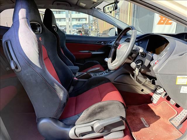 シビック タイプＲ　ユーロ　ＣＤ／ラジオ　キーレスキー　Ｐスタ　ステリモ　ＥＴＣ　ヒーテッドミラー　Ｃセンサー　シートリフター　チルトステア　シガーソケット　電格ミラー　セキュリティアラーム　革巻きステア　マット　キセノン（9枚目）