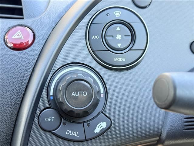 シビック タイプＲ　ユーロ　ＣＤ／ラジオ　キーレスキー　Ｐスタ　ステリモ　ＥＴＣ　ヒーテッドミラー　Ｃセンサー　シートリフター　チルトステア　シガーソケット　電格ミラー　セキュリティアラーム　革巻きステア　マット　キセノン（13枚目）